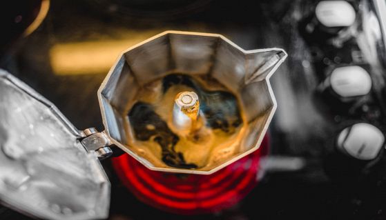 Caffè esce dalla caffettiera