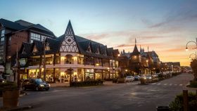 Una caratteristica via centrale del bordo di Gramado, nel sud del Brasile, con negozi e ristoranti