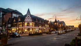 Una caratteristica via centrale del bordo di Gramado, nel sud del Brasile, con negozi e ristoranti