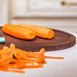 Tagliere con carote pelate
