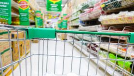 Supermercato con carrello della spesa in primo piano