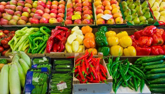 Diverse qualità di frutta e verdura nelle cassette per la vendita