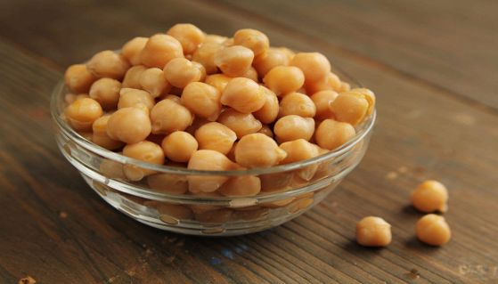 Tavolo con ciotola piena di ceci