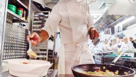 Cucina del ristorante con chef al lavoro