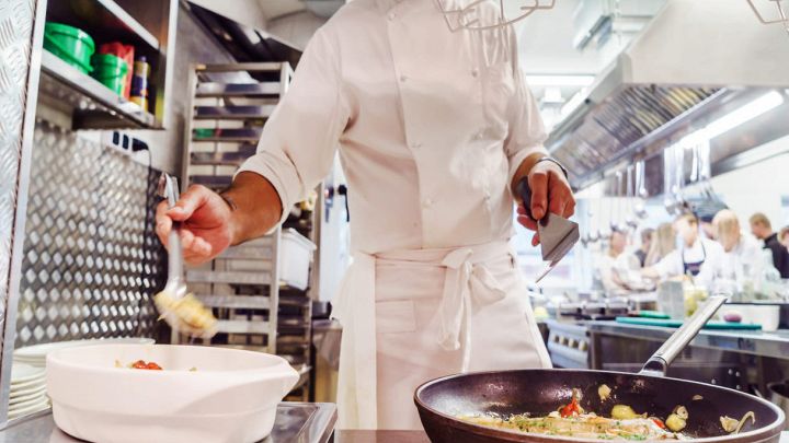 Cucina del ristorante con chef al lavoro