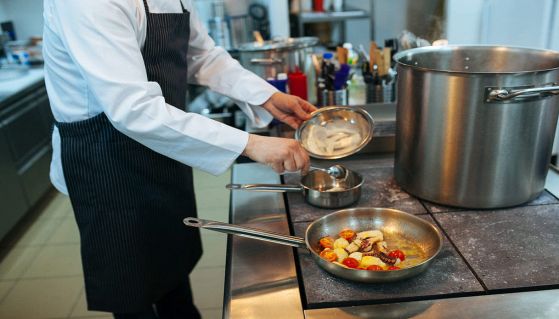 Chef al lavoro in cucina