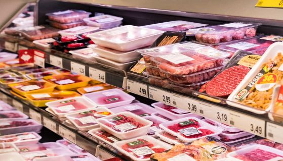 Banco frigo di un supermercato pieno di cibo