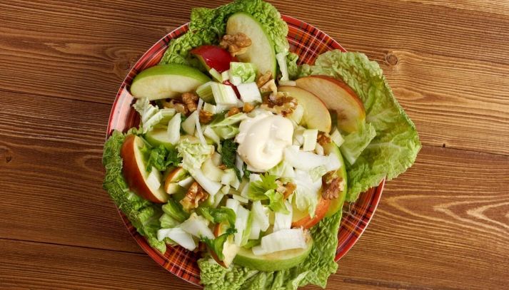 Finocchi e mele in insalata con noci e salsa
