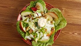 Finocchi e mele in insalata con noci e salsa