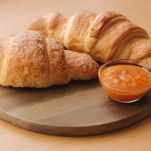 Tagliere di legno con cornetti caldi