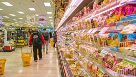 Supermercato con persone che fanno spesa
