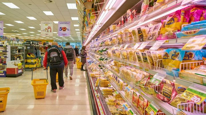 Supermercato con persone che fanno spesa
