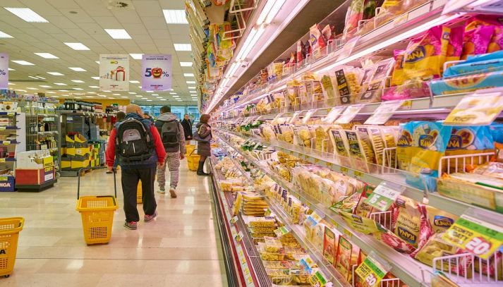 Supermercato con persone che fanno spesa