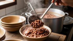 Impiattamento dei fagioli dalla pentola