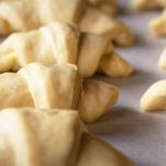 Teglia con croissant in lievitazione