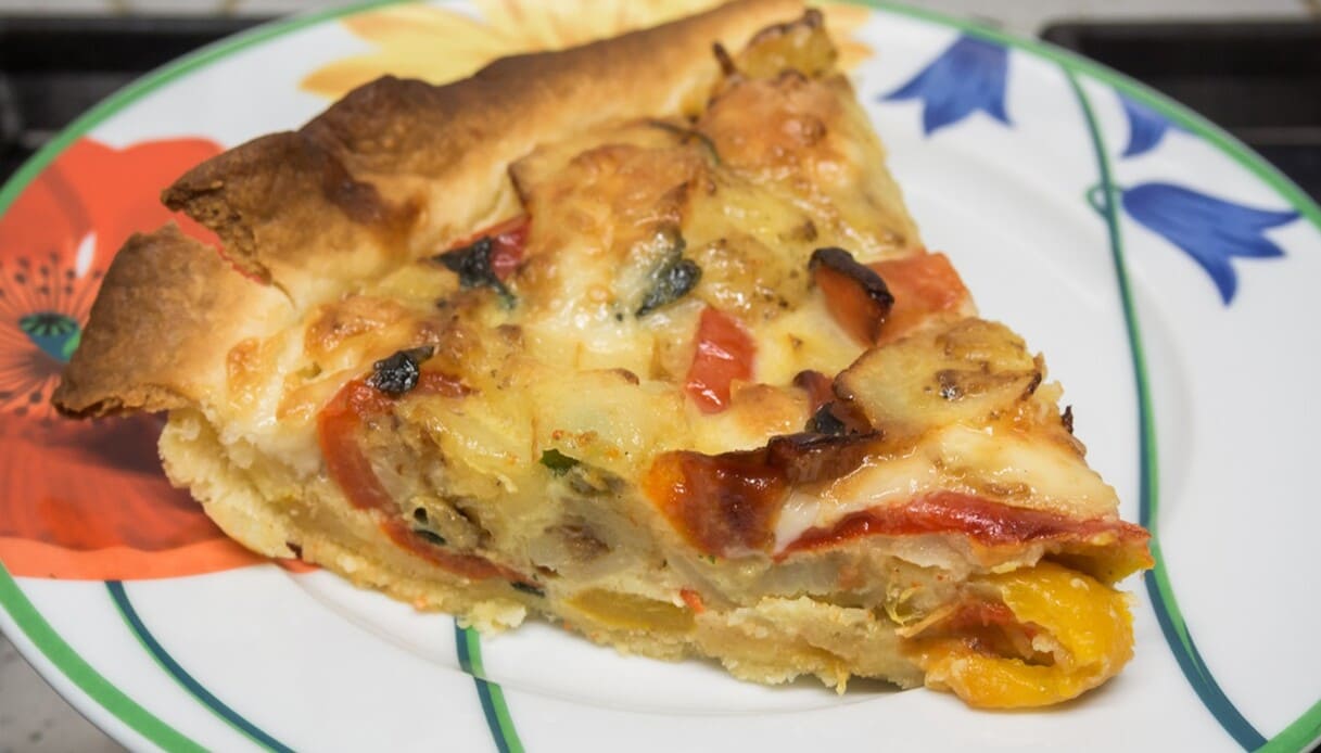 Crostata salata con salsa di acciuga e peperoni