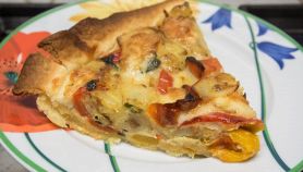 Piatto con fetta di crostata salata con i peperoni