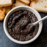 crostini-di-crema-di-tartufo-nero-ed-acciughe-step-3.jpeg