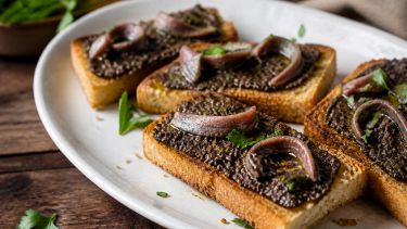 Crostini di crema di tartufo nero ed acciughe