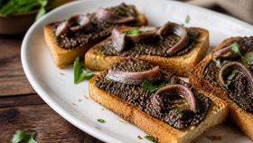 Crostini di crema di tartufo nero ed acciughe