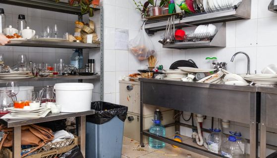 Cucina sporca all'interno di un ristorante