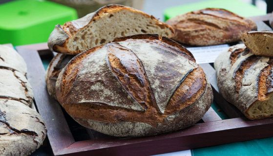 Pagnotte di pane al mercato