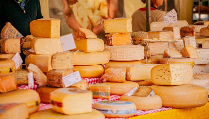Banco con diversi tipi di formaggio
