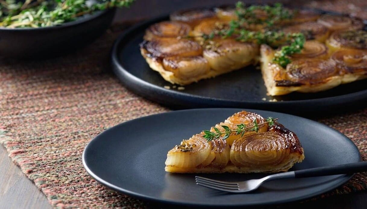 Crostata salata con cipolle caramellate