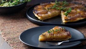 Fetta di pizza rustica di cipolle caramellate