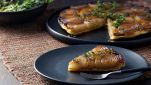 Fetta di pizza rustica di cipolle caramellate
