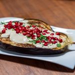 Fetta di melanzana con yogurt e melagrana