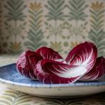Piatto con radicchio tagliato sul tavolo