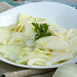 Finocchi crudi tagliati sottili nel piatto