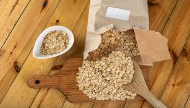 Fiocchi d'avena sparsi sul tavolo da cucina