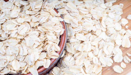 Fiocchi d'avena che escono dalla ciotola
