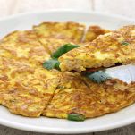Frittata divisa in porzioni sul piatto