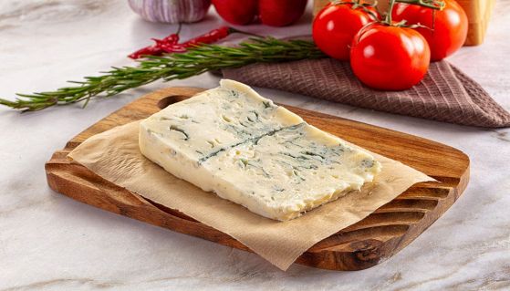 Tagliere con fetta di gorgonzola
