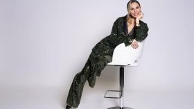 Ilary Blasi seduta su uno sgabello bianco