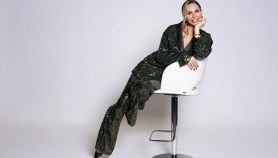Ilary Blasi seduta su uno sgabello bianco