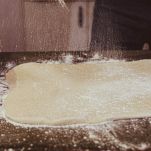 Impasto rettangolare sulla spianatoia