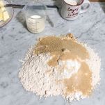 Piano di marmo con ingredienti per fare i biscotti