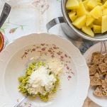 Ciotole con gli ingredienti per le polpette da assemblare