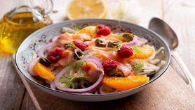 Insalata di verdure e frutti con salmone affumicato
