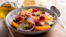 Insalata di verdure e frutti con salmone affumicato