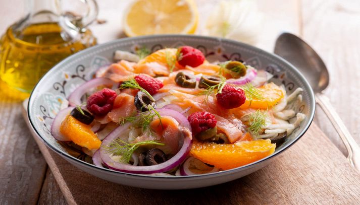 Insalata di verdure e frutti con salmone affumicato