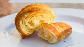 Piatto con cornetto spezzato