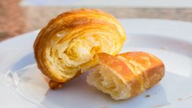 Piatto con cornetto spezzato