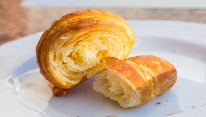 Piatto con cornetto spezzato