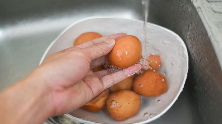 Se lavi le uova fai un errore enorme: c'entra la tua sicurezza