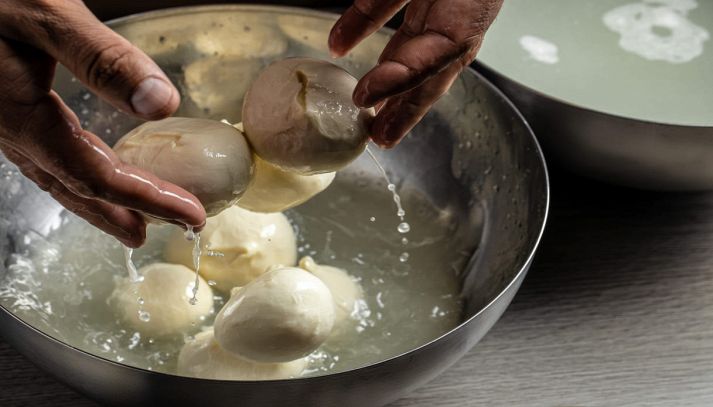 Laboratorio dove si lavora la mozzarella